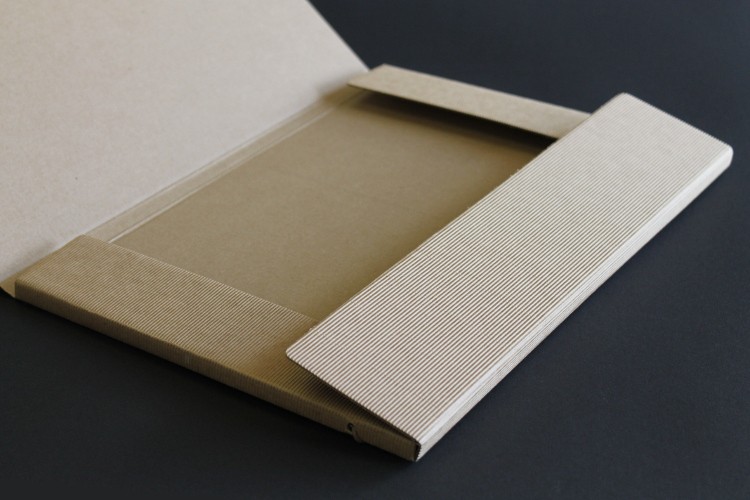 23499-4 Faltmappe Carton Case Eco braun m. Gummizug 9045
